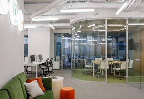 Ультрасовременный офис в эко-стиле: комплексные решения NAYADA для B2Broker