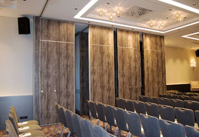 Раздвижные перегородки для зонирования офиса в проекте Компания NAYADA приняла участие в оформлении конференц-зала отеля Radisson Blu.