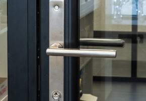 Двери VITRAGE I,II в проекте Nayada установила перегородки NAYADA-Standart в офисе TRITONGEAR