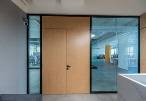 Шпонированные двери Regina в проекте Проект Nayada по установке перегородок в «Фастком»