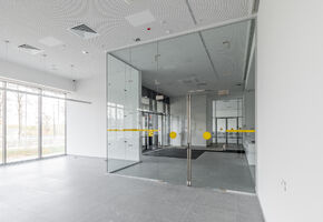 Цельностеклянные двери в проекте Проект Nayada по установке стеклянных перегородок в ООО Логопарк Сколково