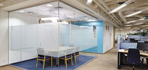 Фото Перегородки из матового стекла: большие преимущества для маленьких офисов