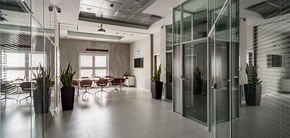 Фото Оформляем офис в стиле лофт: перегородки, двери, мебель, отделка