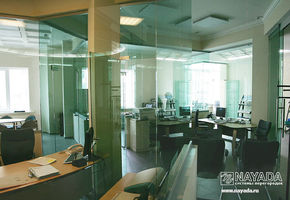 В офисе компании «Синтагма» установлена система цельностеклянных перегородок NAYADA-Crystal, где использовано стекло тонированное в массе.