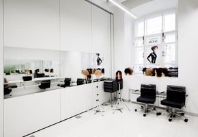 Зеркальная геометрия пространства: трансформируемые перегородки NAYADA в Академии красоты