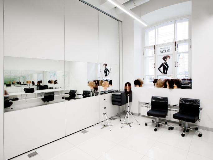 Фото Зеркальная геометрия пространства: трансформируемые перегородки NAYADA в Академии красоты