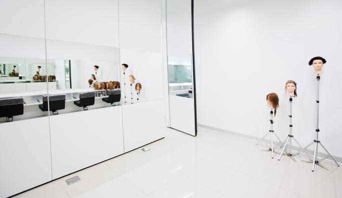Фото Зеркальная геометрия пространства: трансформируемые перегородки NAYADA в Академии красоты