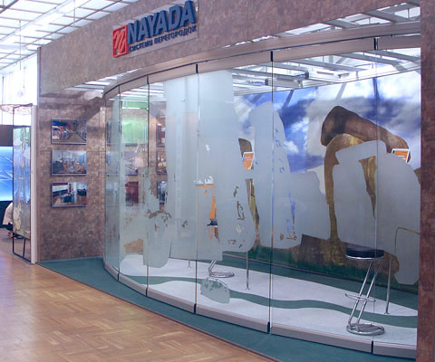 В ЦДХ на Крымском валу прошла выставка АРХ Москва 2005. NAYADA порадовала посетителей новинкой - передвижной системой цельностеклянных перегородок NAYADA-Hufcor