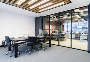 Эффектный дизайн в серийных перегородках  и дверях Quadro: NAYADA для офиса компании «Амакс»