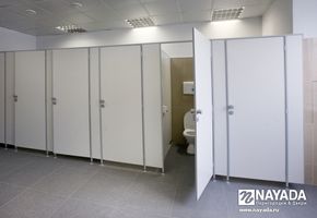 Перегородки для туалетов и санузлов в проекте Редакция газеты 