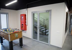 Двери в алюминиевой обвязке в проекте Tekwill