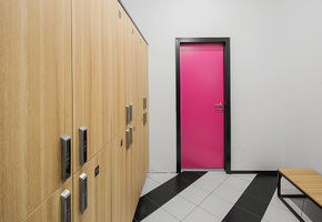 Ламинированные двери в проекте Lomov Gym