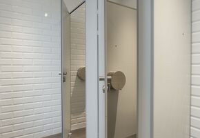 Туалетные перегородки в проекте Holiday Inn Express Шереметьево