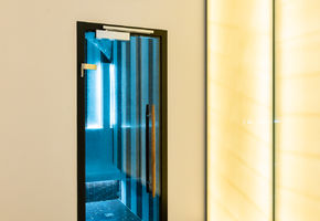 Цельностеклянные двери в проекте ЖК 