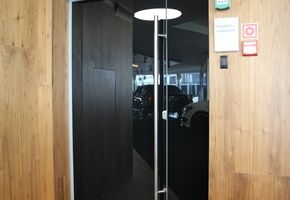 Цельностеклянные двери в проекте Автосалон Mercedec-Benz Kazan