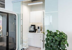 Цельностеклянные двери в проекте Установка перегородок, дверей, панелей и мебели в Pesco Switzerland AG