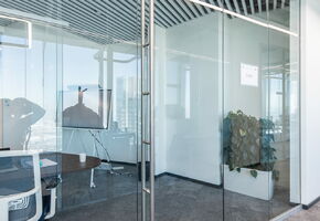 Цельностеклянные двери в проекте Установка перегородок, дверей, панелей и мебели в Pesco Switzerland AG