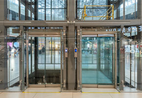 Облицовка стеклом в проекте Остекление атриума и лифтовых шахт в ТРЦ Европолис