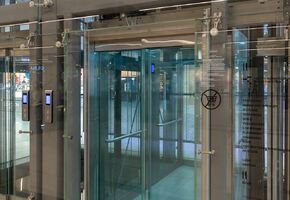 Облицовка стеклом в проекте Остекление атриума и лифтовых шахт в ТРЦ Европолис