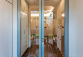 Двери NAYADA-Magic в проекте Nayada установила перегородки NAYADA-Intero и двери NAYADA в клинику Upgrade Dental Clinic