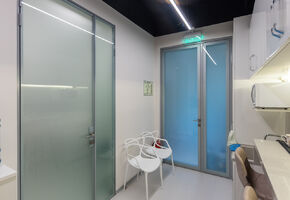 Двери Intero W в проекте Nayada установила перегородки NAYADA-Intero и двери NAYADA в клинику Upgrade Dental Clinic