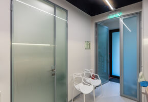 Двери Intero W в проекте Nayada установила перегородки NAYADA-Intero и двери NAYADA в клинику Upgrade Dental Clinic