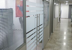 Цельностеклянные двери в проекте Перегородки Nayada в офисе Бона Фиде Групп