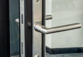 Двери VITRAGE I,II в проекте Nayada установила перегородки NAYADA-Standart в офисе TRITONGEAR