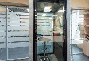 Кабина акустическая SP2 в проекте Nayada установила акустическую переговорную кабину SP2 в офисе ЮЕ-Интернейшнл