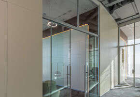 Двери Intero N в проекте Nayada установила перегородки в офисе PESCO