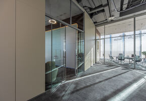 Двери Intero N в проекте Nayada установила перегородки в офисе PESCO