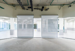 Цельностеклянные двери в проекте Проект Nayada по установке цельностеклянных перегородок в ТЦ Мой Молл