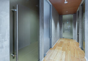 Цельностеклянные двери в проекте Проект Nayada по установке системы перегородок в салон груминга