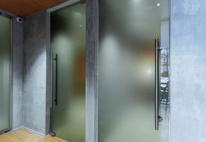 Цельностеклянные двери в проекте Проект Nayada по установке системы перегородок в салон груминга