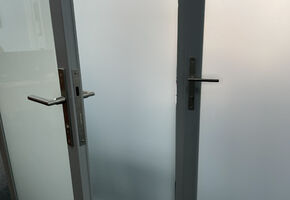 Двери VITRAGE I,II в проекте Проект компании Nayada по установке офисных перегородок и дверей в «Ленэлектромонтаж»