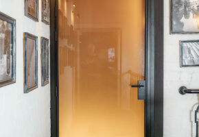 Двери SLIM в проекте Проект Nayada по установке стеклянных офисных дверей в кафе