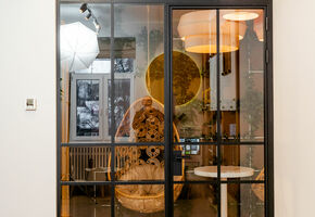 Двери SLIM в проекте Проект Nayada по установке стеклянных офисных дверей в кафе
