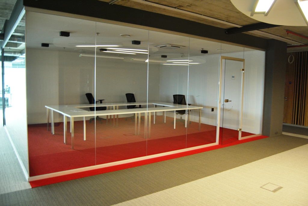 Цельностеклянные перегородки в новом офисе транспортной компании &laquo;МОНОПОЛИЯ&raquo;