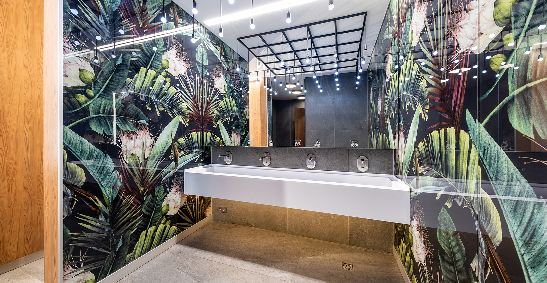 Фото проекта: Проект Nayada по установке стеклянных перегородок, ограждений и панелей в ТЦ Discovery. Изображение № 3