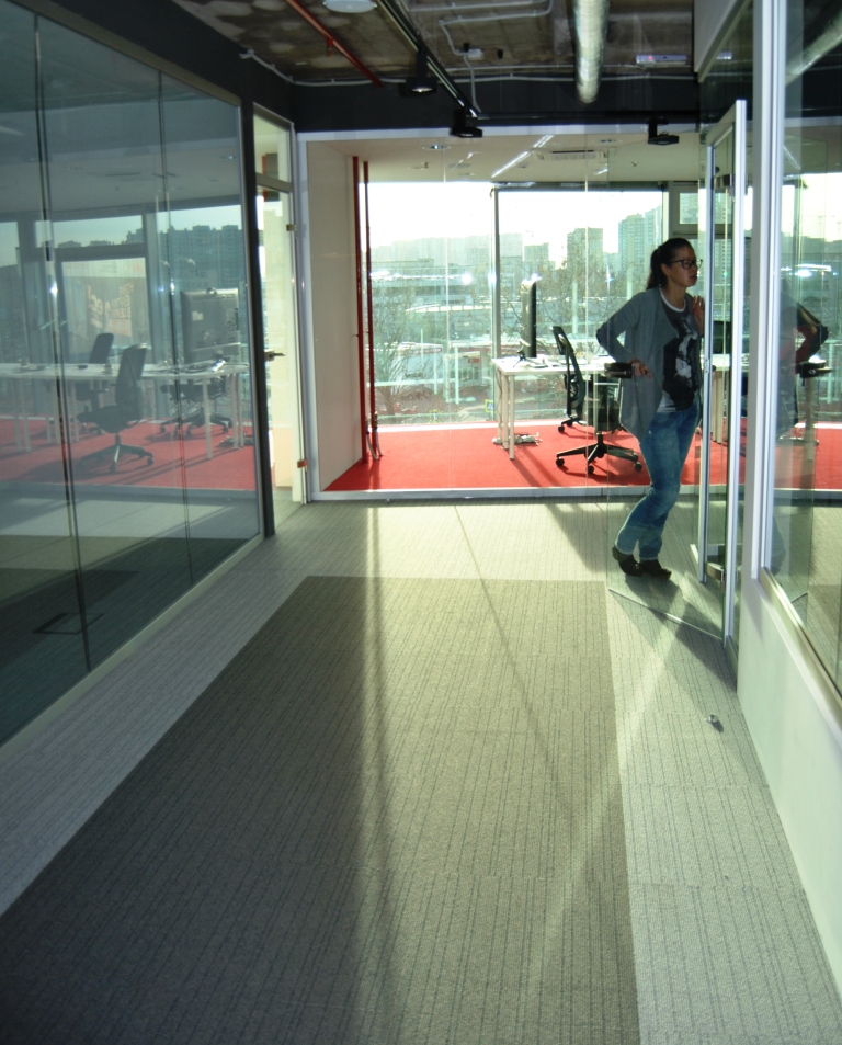 Цельностеклянные перегородки в новом офисе транспортной компании &laquo;МОНОПОЛИЯ&raquo;