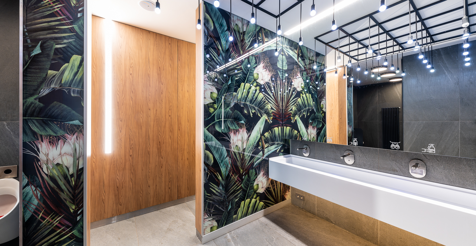 Фото проекта: Проект Nayada по установке стеклянных перегородок, ограждений и панелей в ТЦ Discovery. Изображение № 13