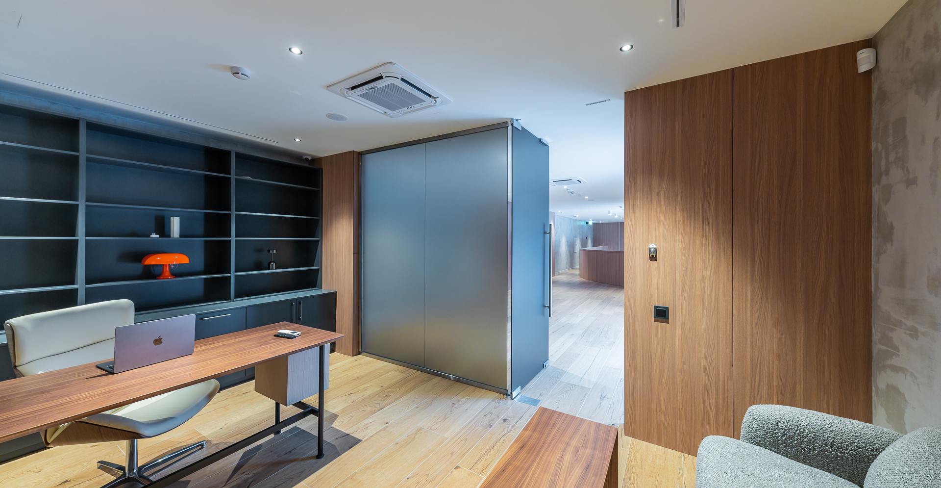 Фото проекта: Проект Nayada по установке системы перегородок в салон груминга. Изображение № 4