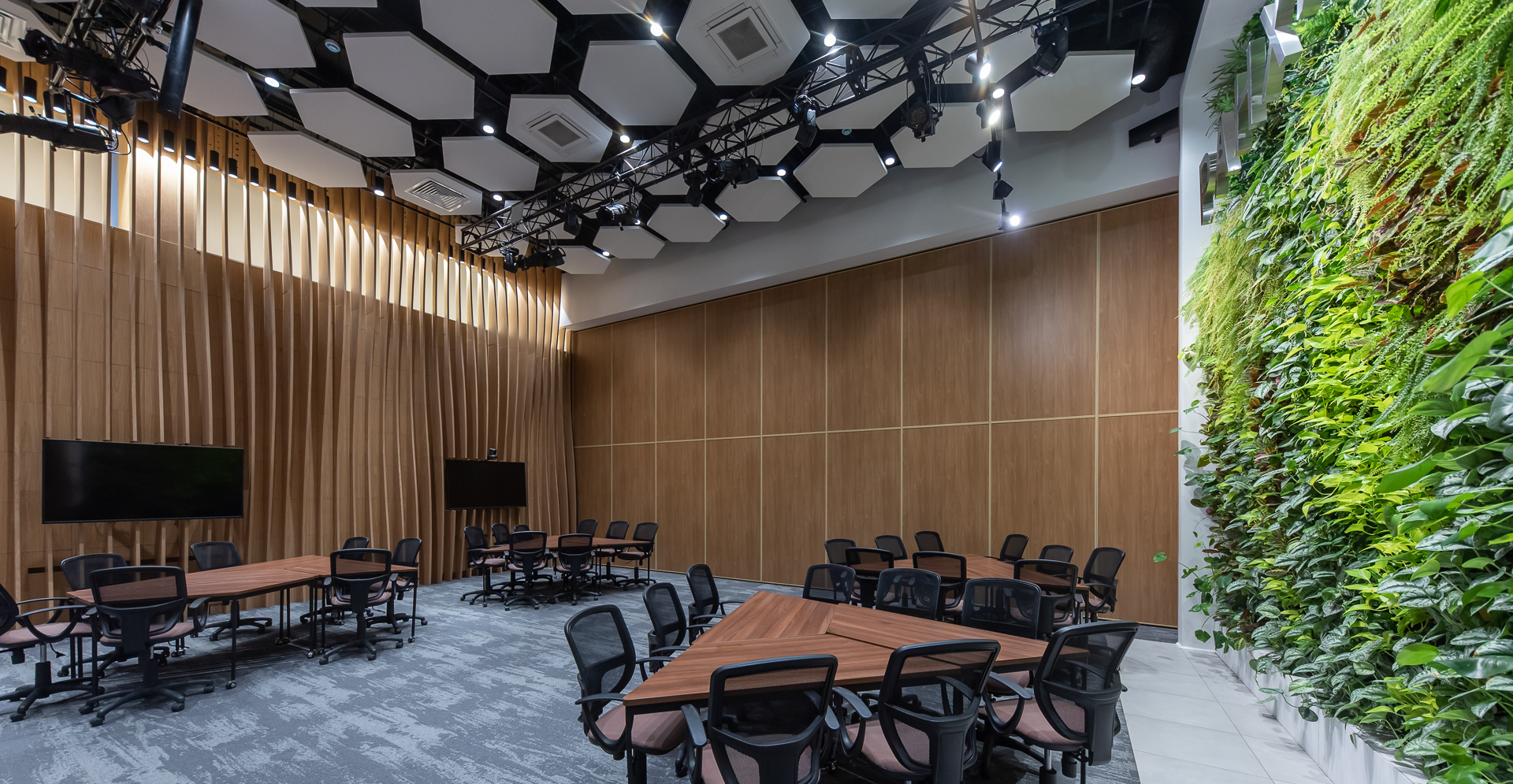 Фото проекта: Компания Nayada реализовала в РАНХиГС проект зонирования конференц-зал. Изображение № 4