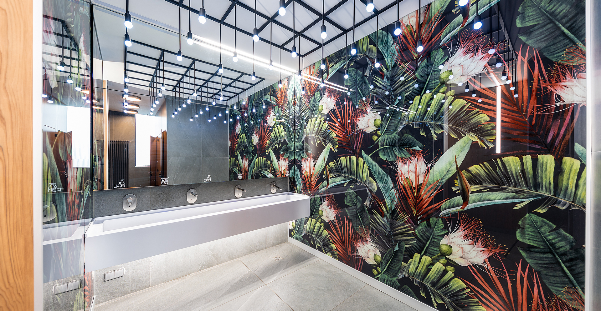 Фото проекта: Проект Nayada по установке стеклянных перегородок, ограждений и панелей в ТЦ Discovery. Изображение № 15