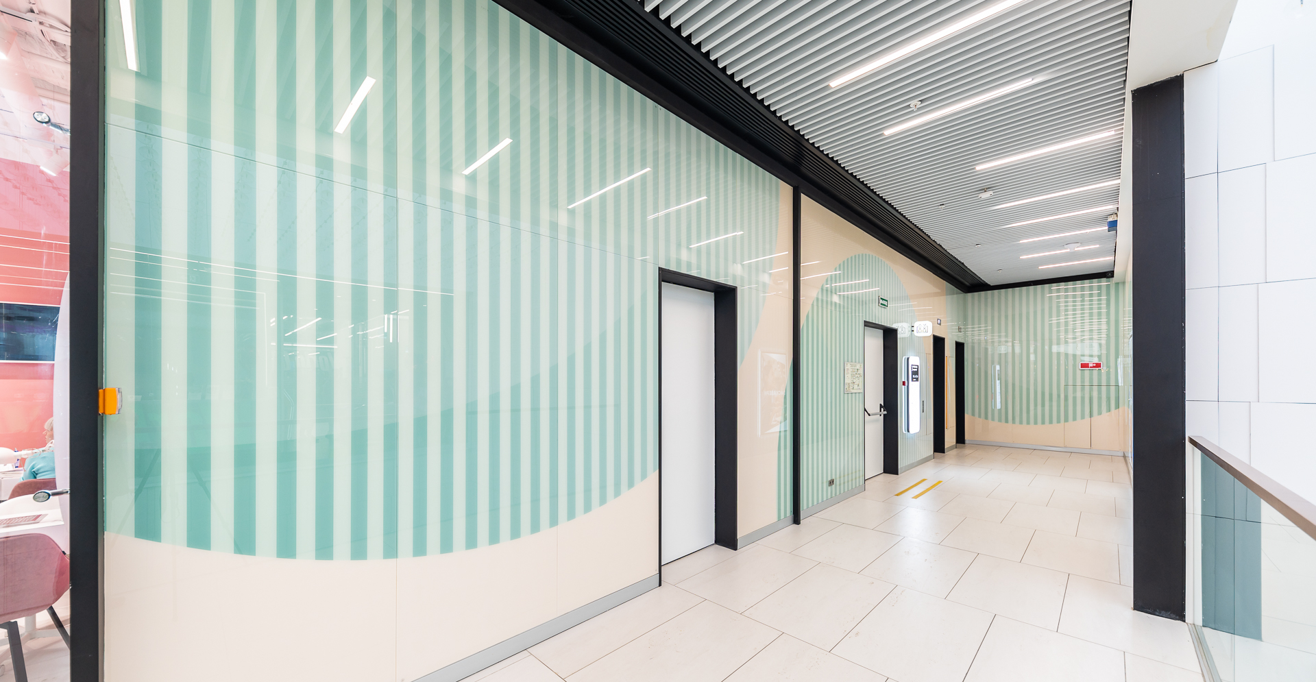 Фото проекта: Проект Nayada по установке стеклянных перегородок, ограждений и панелей в ТЦ Discovery. Изображение № 9