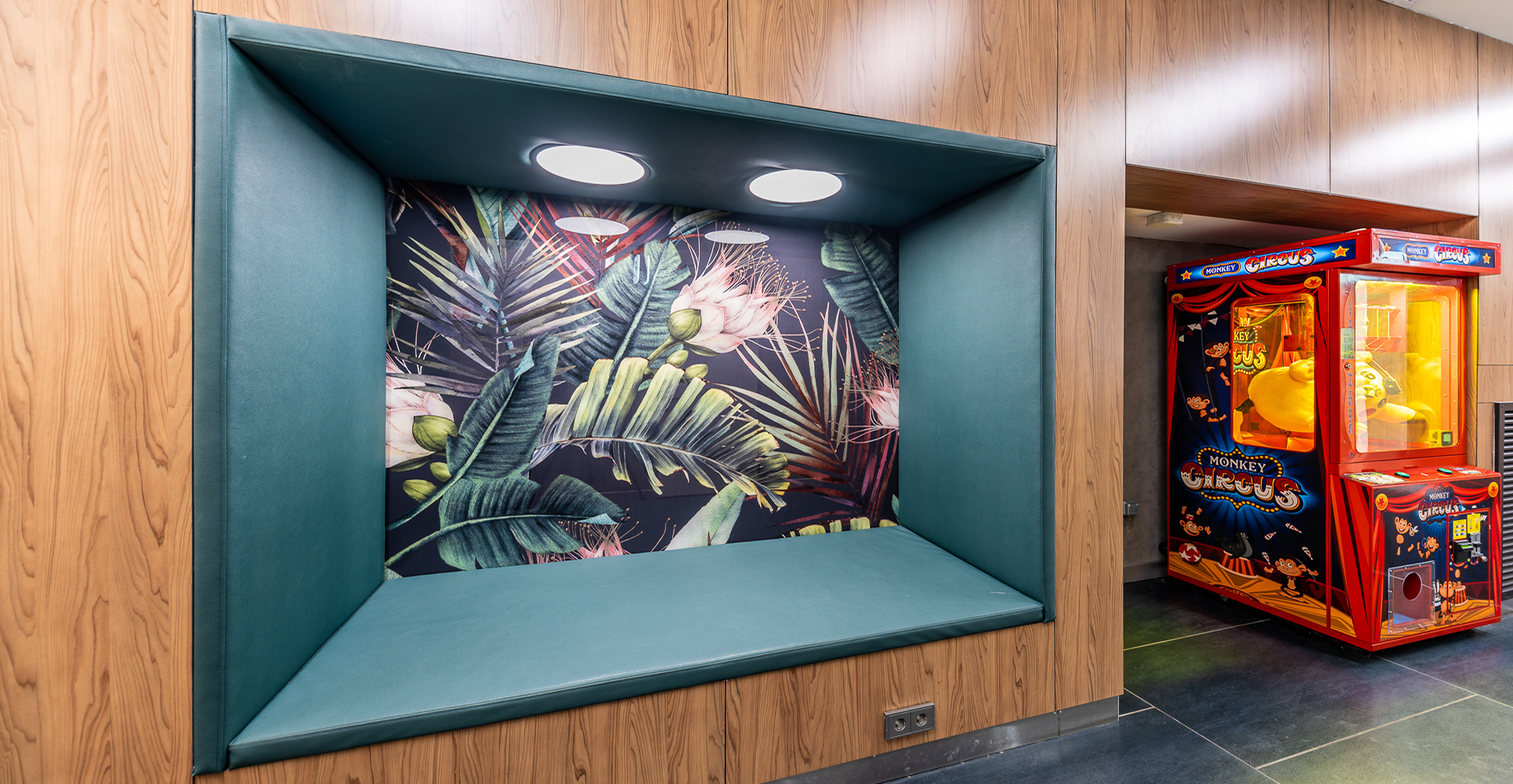 Фото проекта: Проект Nayada по установке стеклянных перегородок, ограждений и панелей в ТЦ Discovery. Изображение № 2