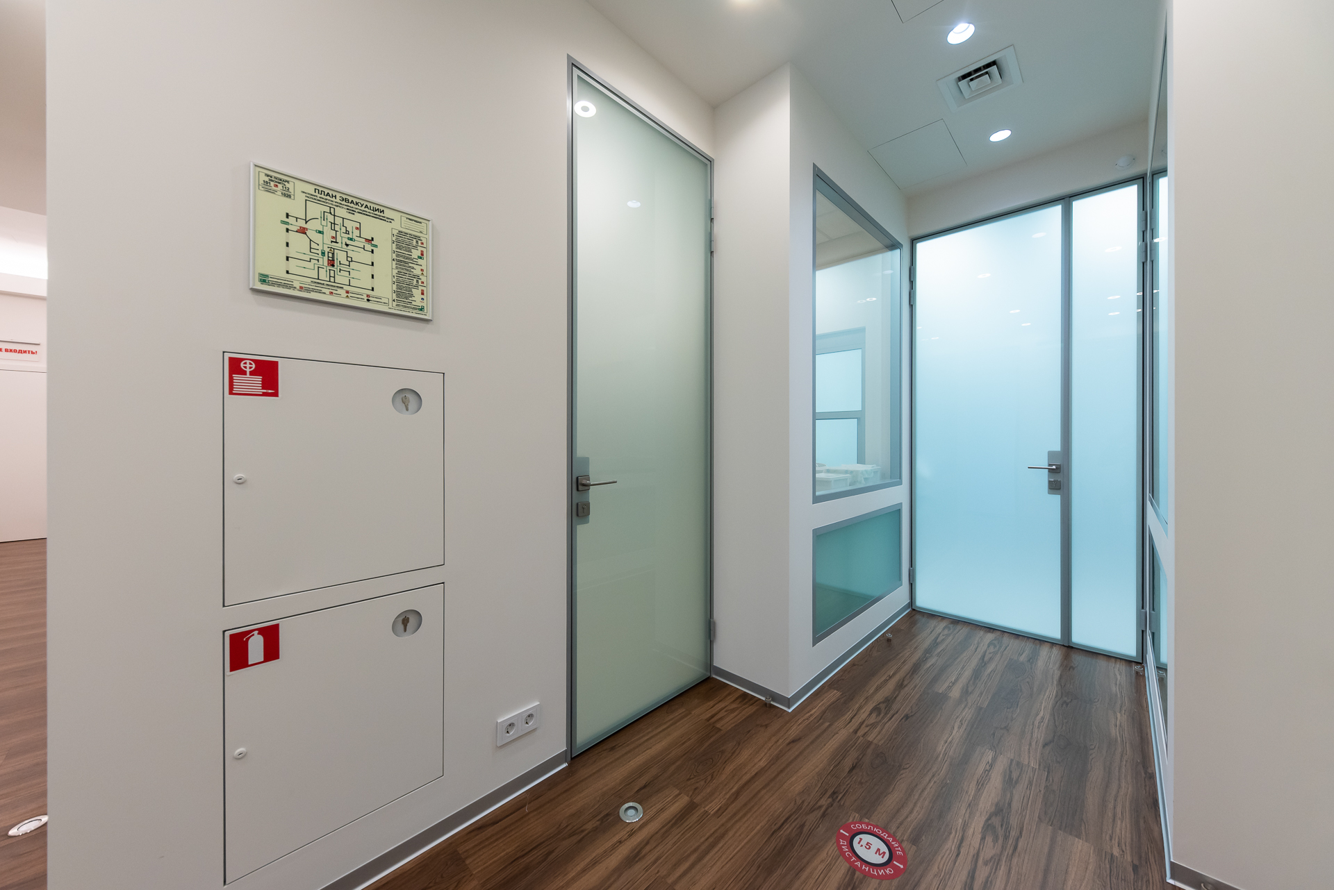 Nayada установила перегородки NAYADA-Intero и двери NAYADA в клинику Upgrade Dental Clinic. Изображение № 1