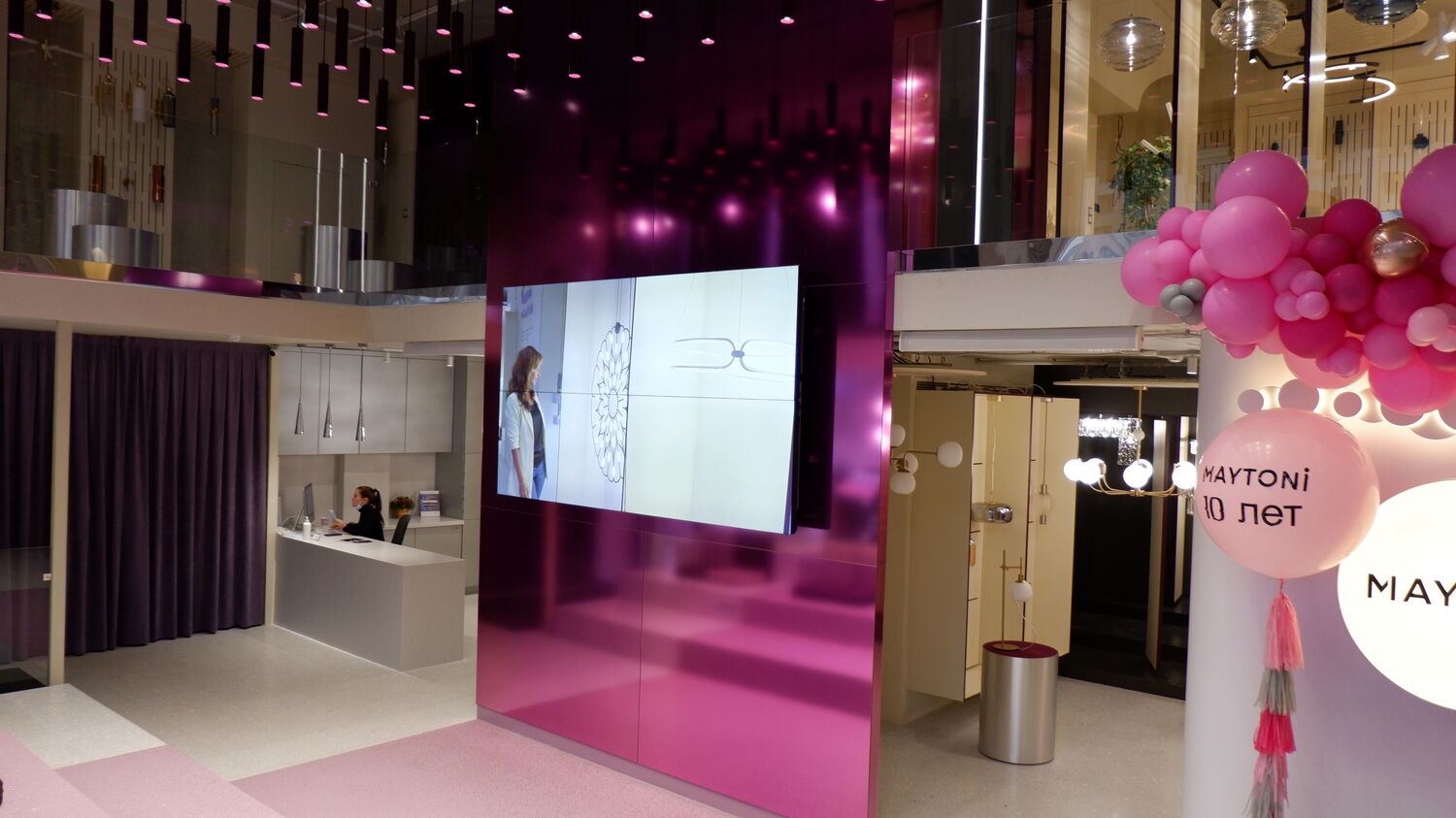 Nayada создала интерьерное решение в show-room светильников Maytoni