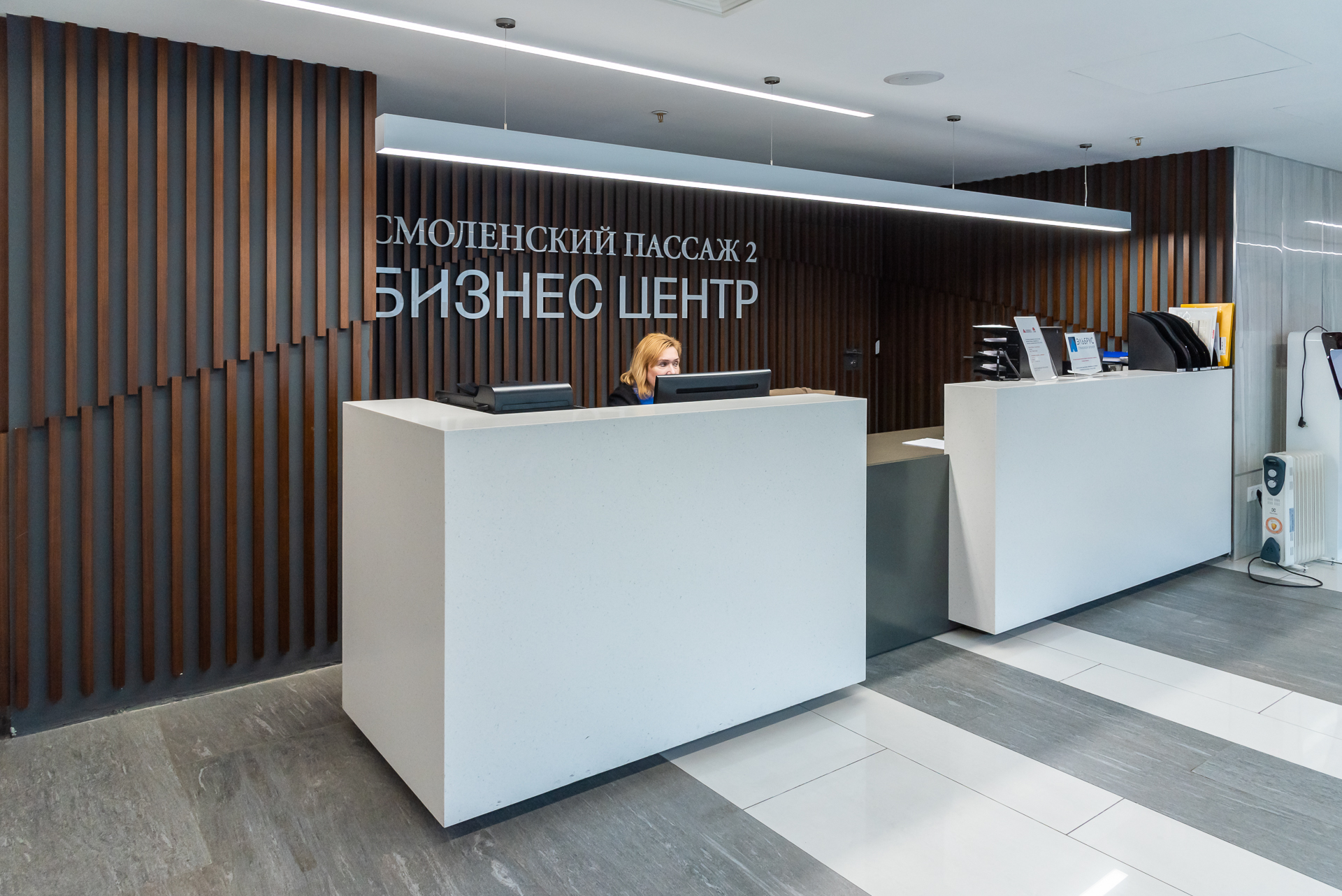 Зона ресепшн бизнес-центра выполнена с установкой стоек от Nayada 