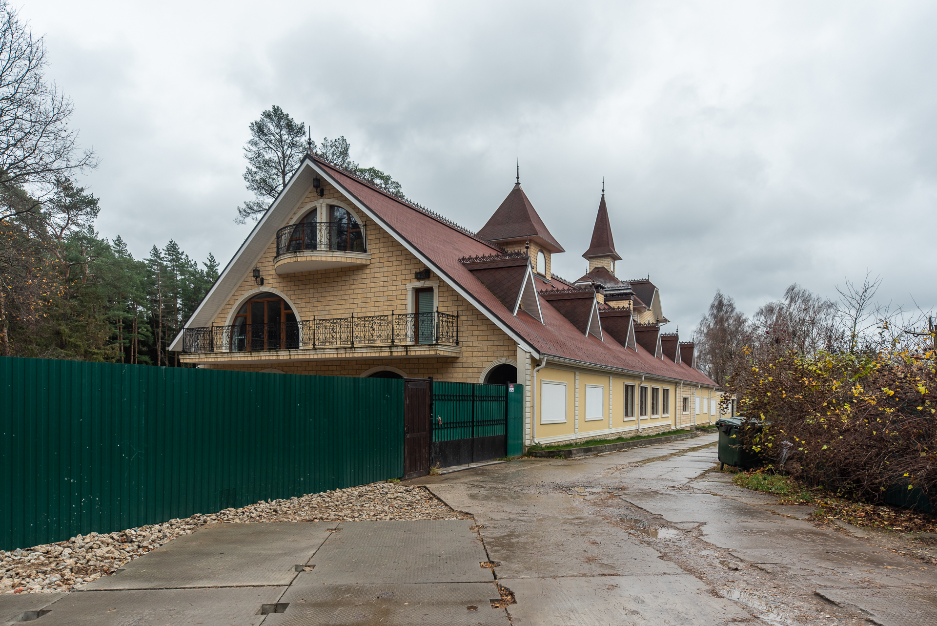 Nayada поставила раздвижную глухую перегородку SmartWall H5.  